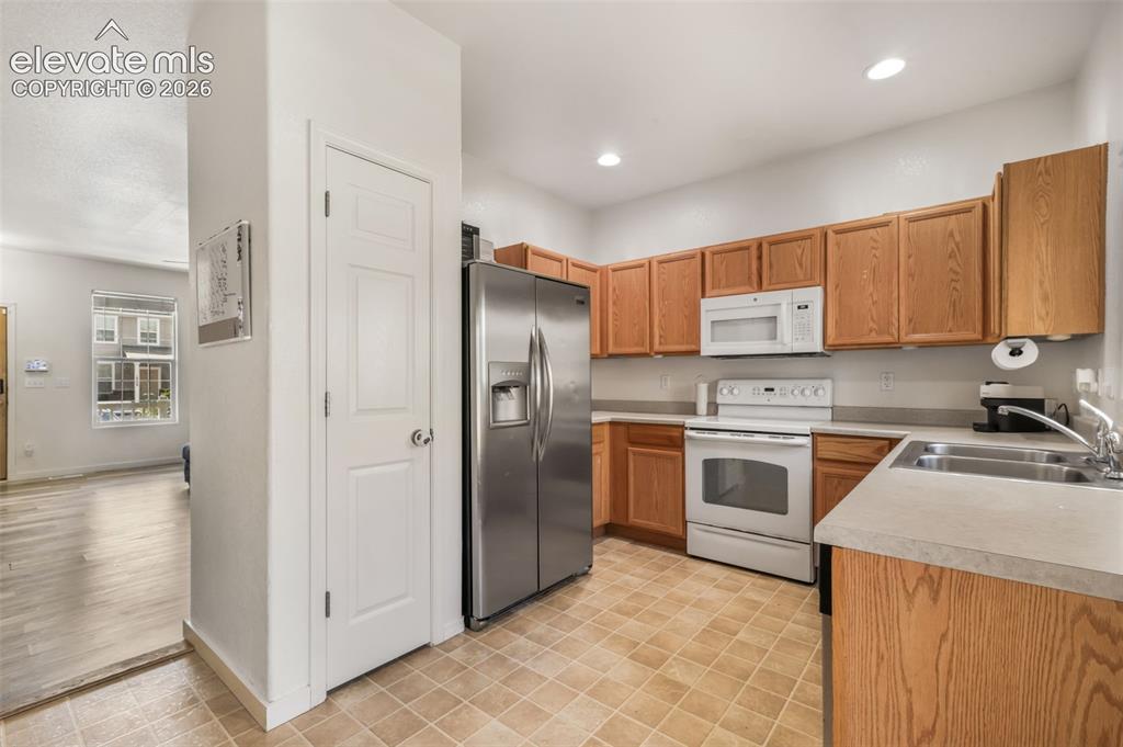 Image 14 of 50: Kitchen