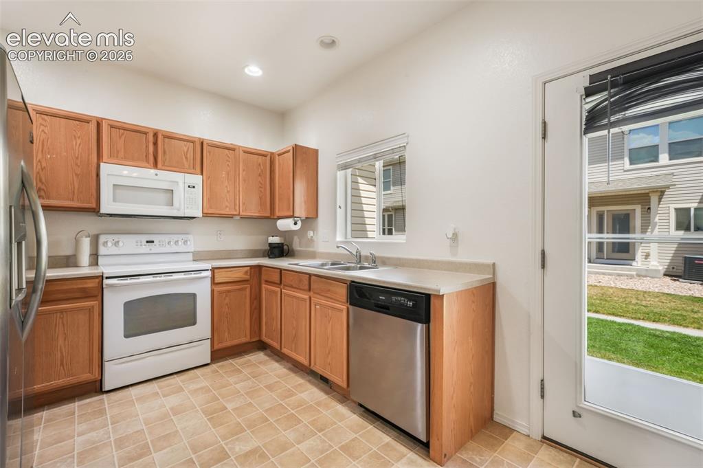 Image 15 of 50: Kitchen