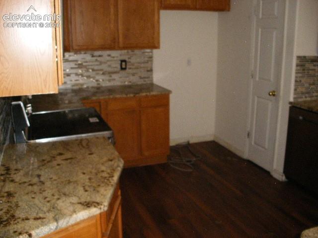 Image 19 of 44: Kitchen