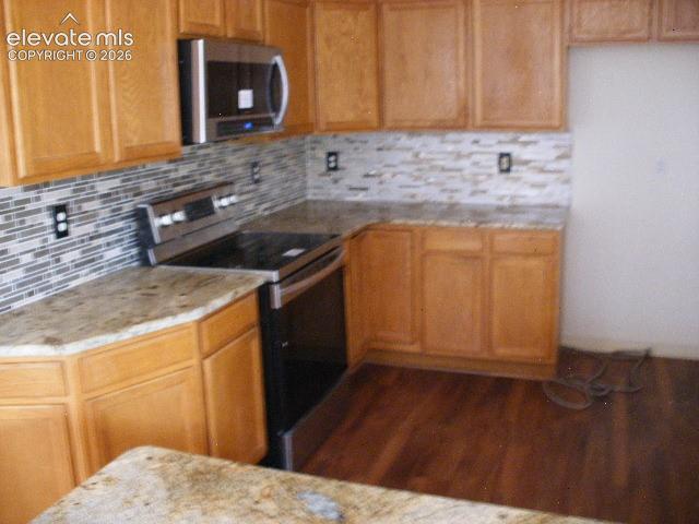Image 21 of 44: Kitchen
