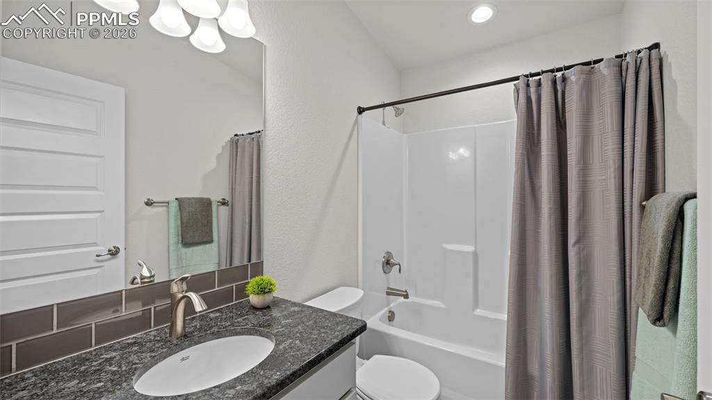 Image 19 of 35: Bathroom