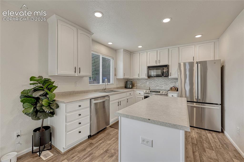 Image 10 of 42: Kitchen