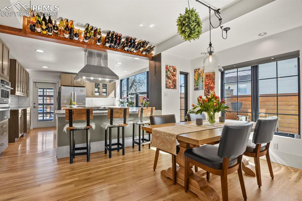 Image 12 of 50: Dining Area