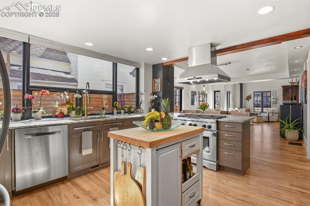 Image 17 of 50: Kitchen