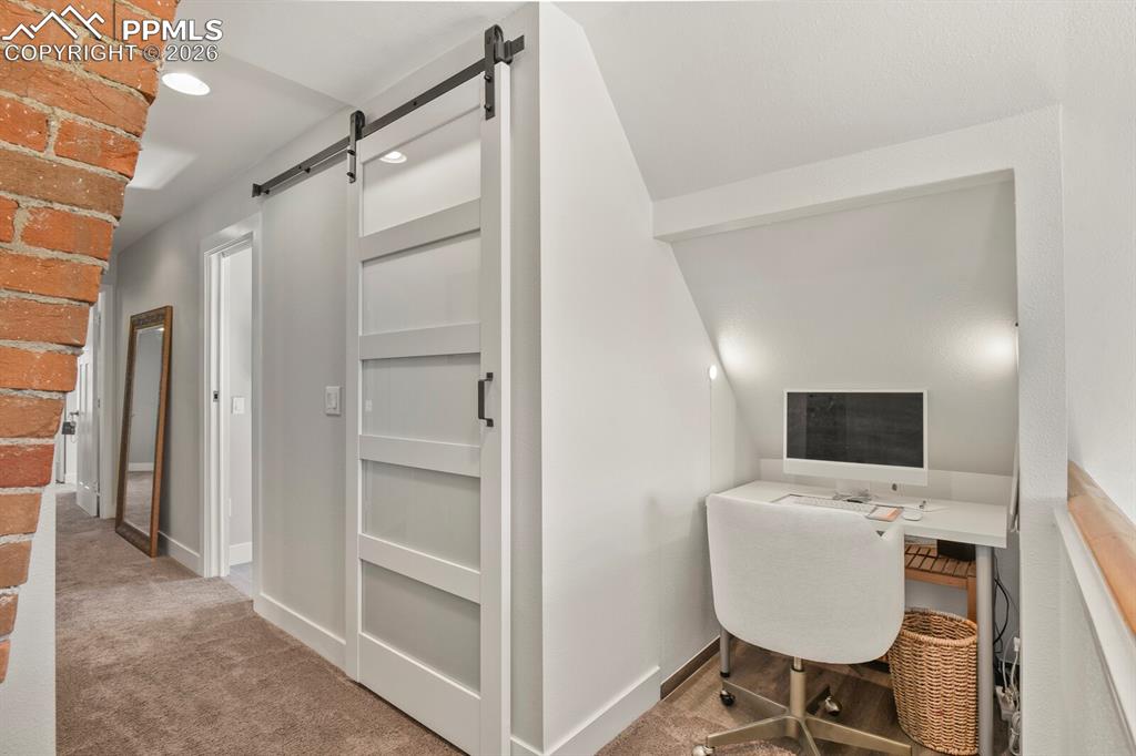 Image 32 of 50: Office