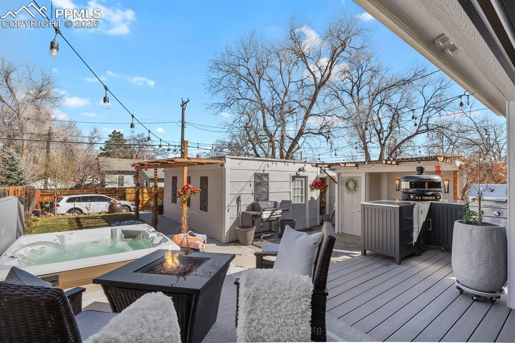 Image 38 of 50: Deck