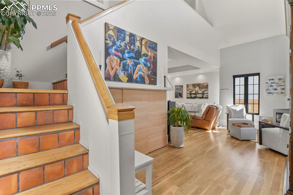 Image 4 of 50: Foyer