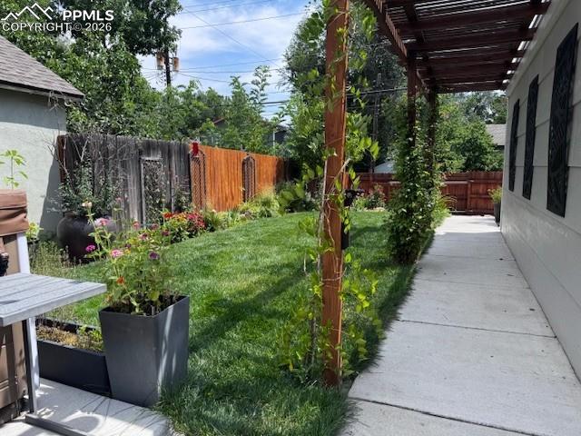 Image 41 of 50: Yard