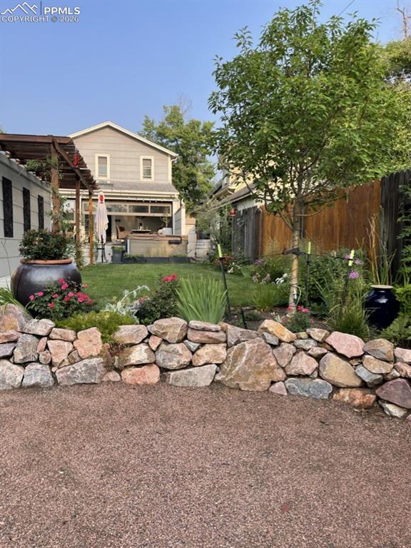 Image 44 of 50: Yard