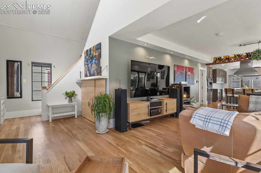 Image 7 of 50: Living Room