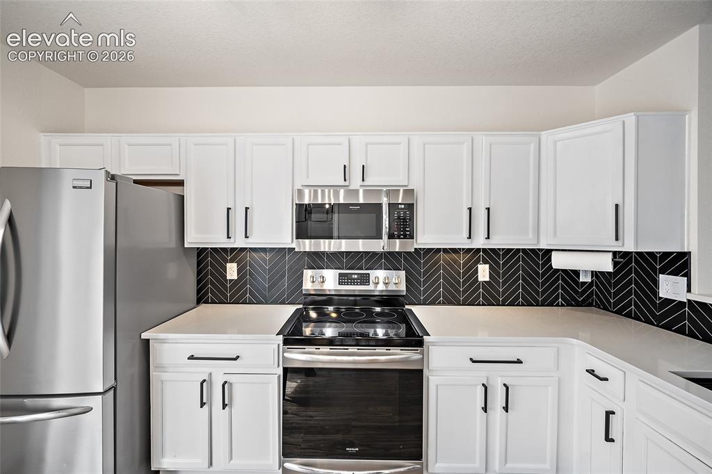 Image 10 of 50: Kitchen