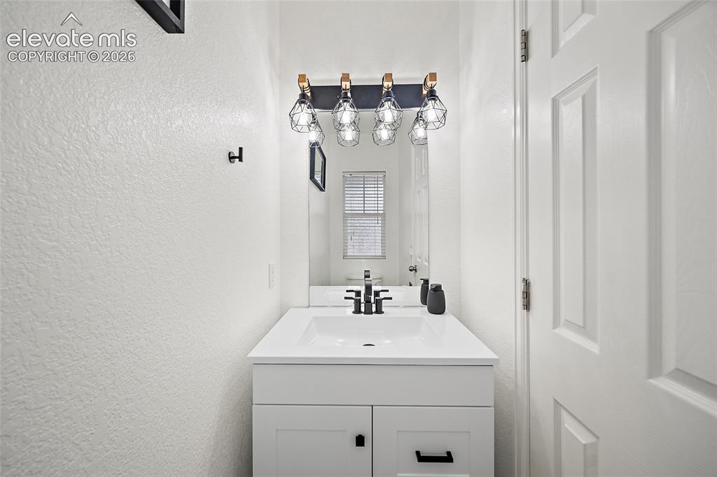 Image 18 of 50: Bathroom