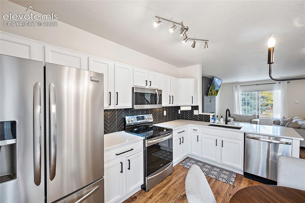 Image 8 of 50: Kitchen