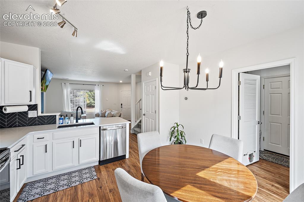 Image 9 of 50: Kitchen