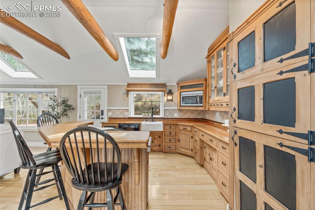 Image 11 of 50: Kitchen