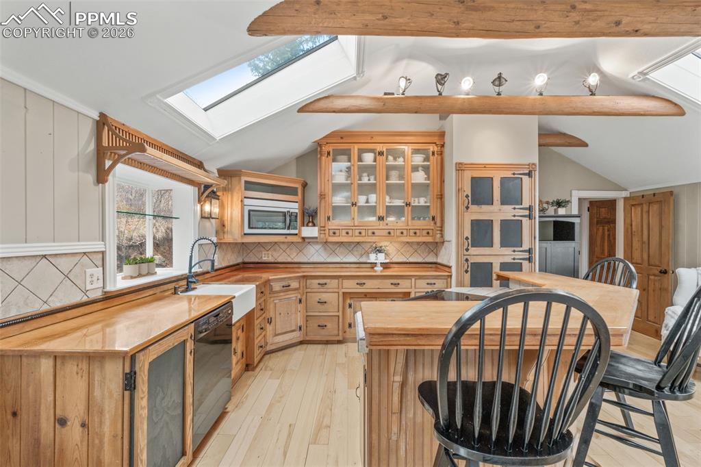 Image 12 of 50: Kitchen