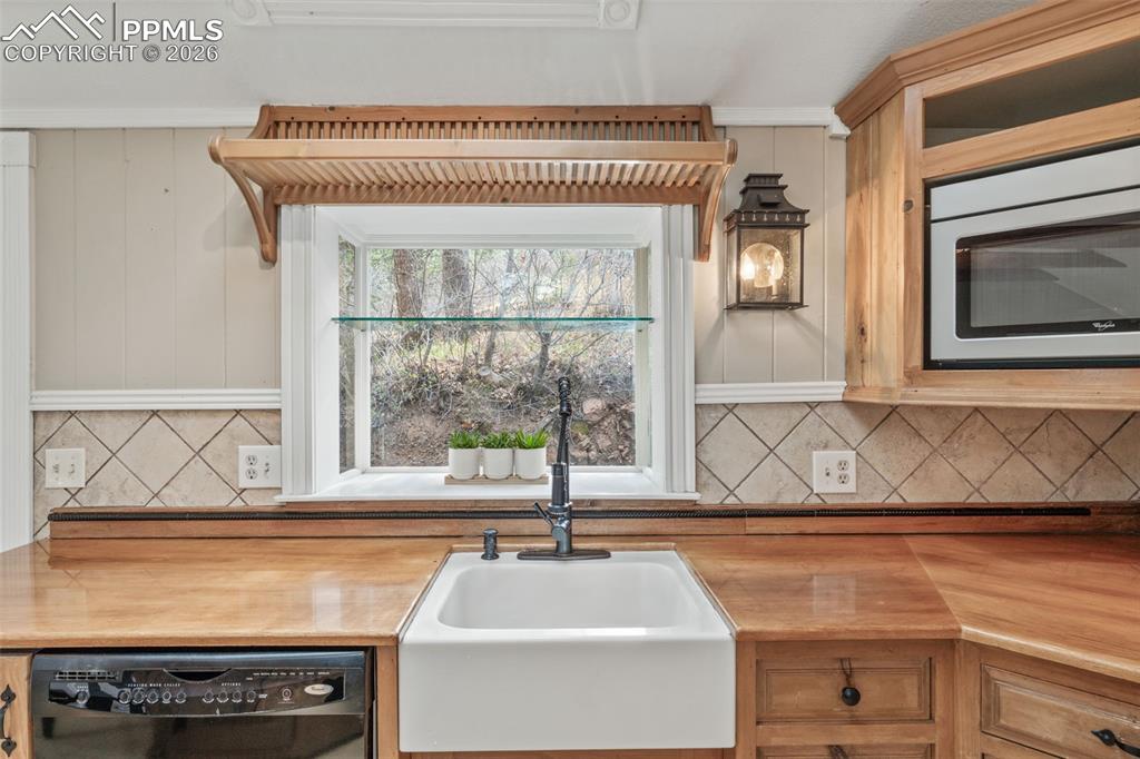 Image 13 of 50: Kitchen