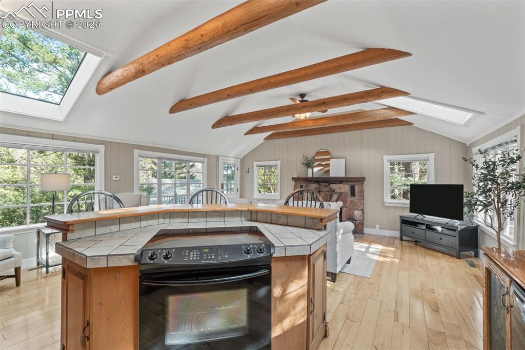 Image 14 of 50: Kitchen