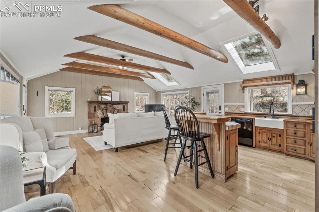 Image 16 of 50: Sitting Room