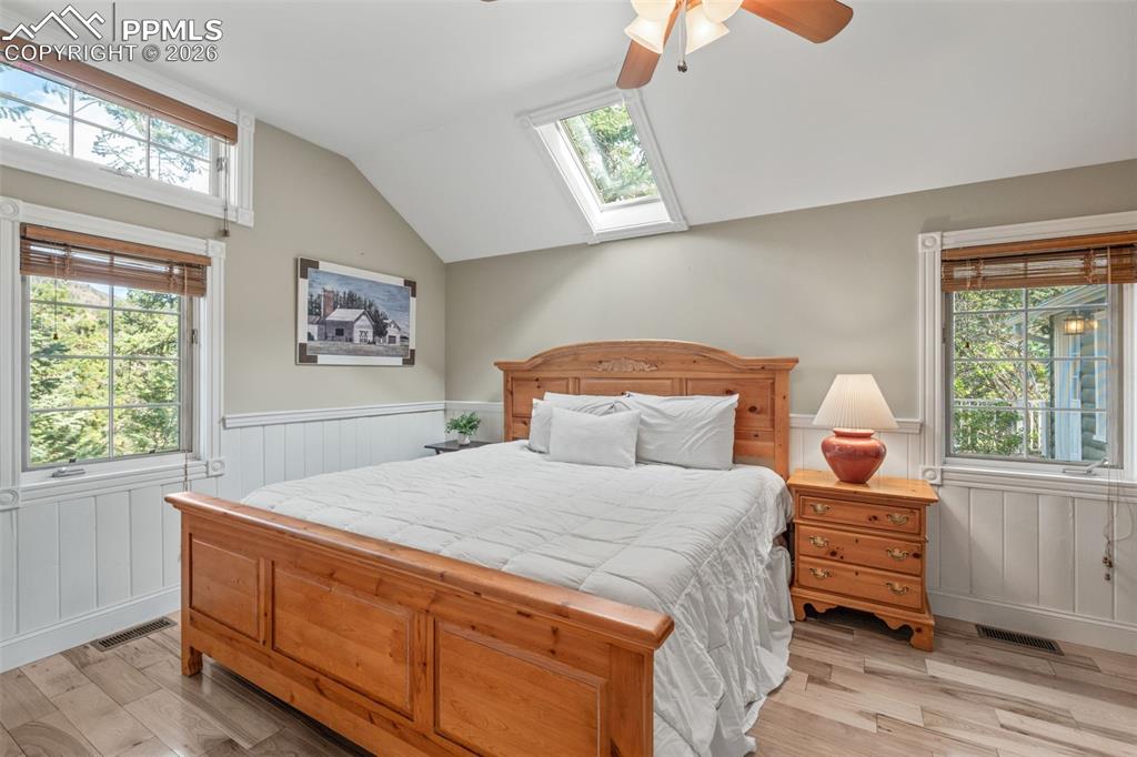 Image 17 of 50: Kitchen