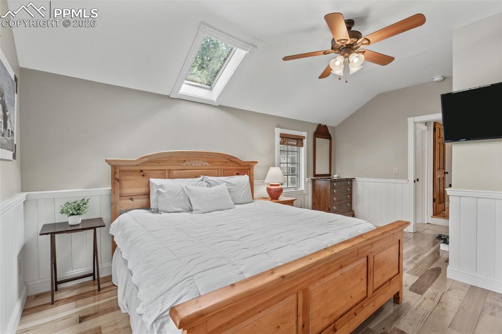 Image 18 of 50: Bedroom