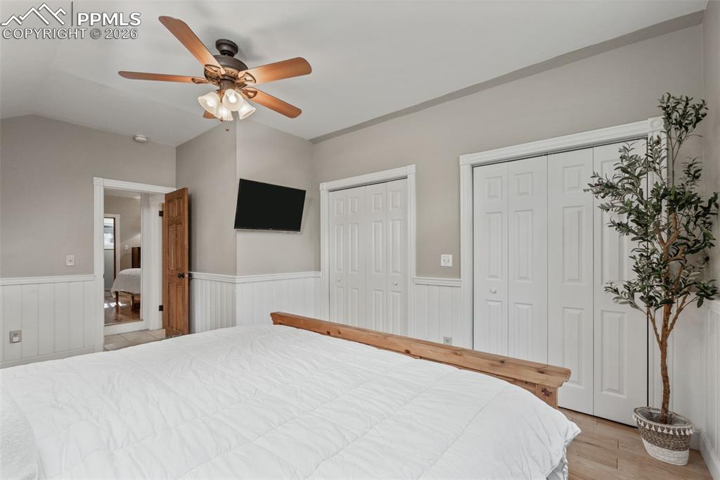 Image 19 of 50: Bedroom