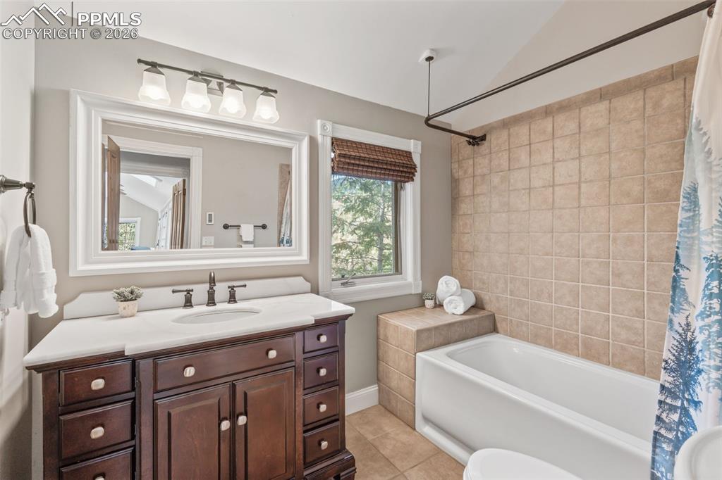 Image 20 of 50: Bedroom