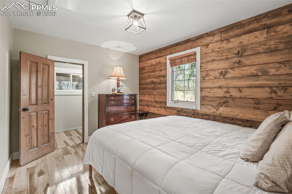 Image 21 of 50: Bathroom