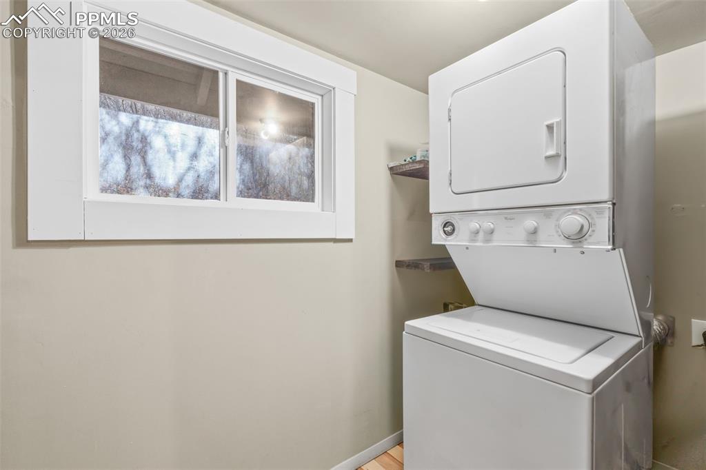 Image 23 of 50: Bedroom