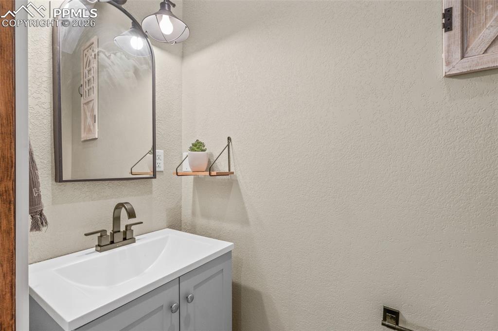 Image 33 of 50: Living Room