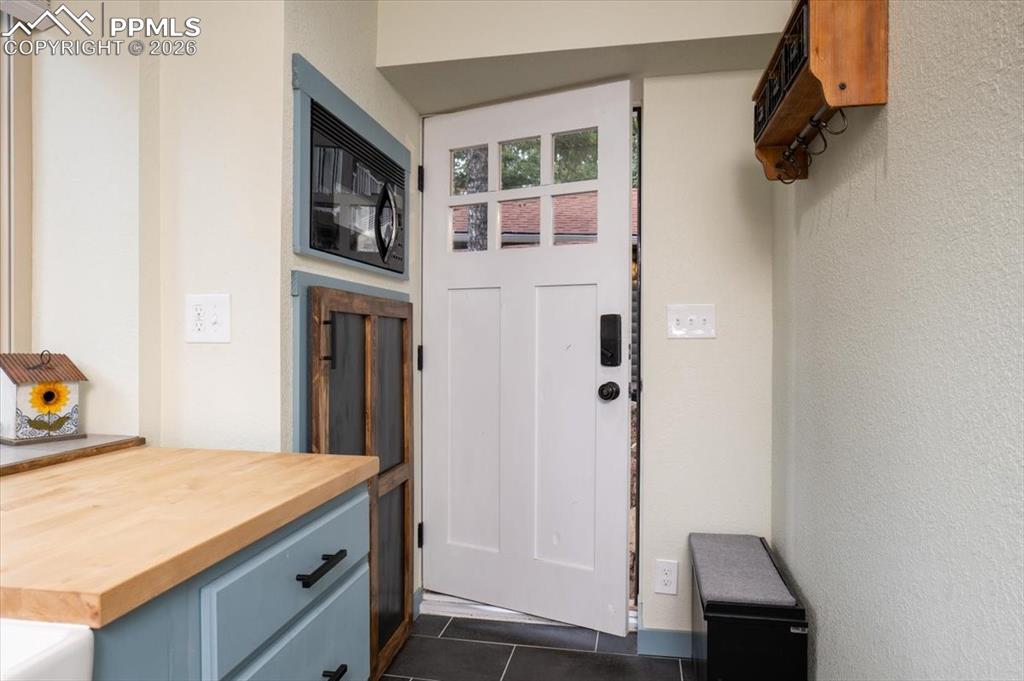 Image 39 of 50: Entry