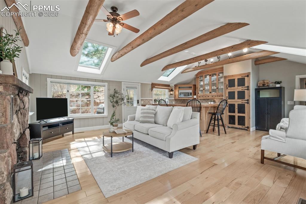 Image 7 of 50: Living Room