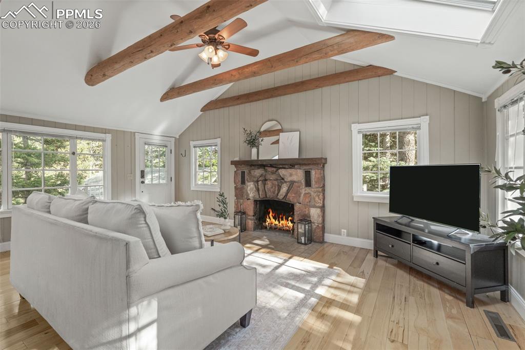 Image 8 of 50: Living Room