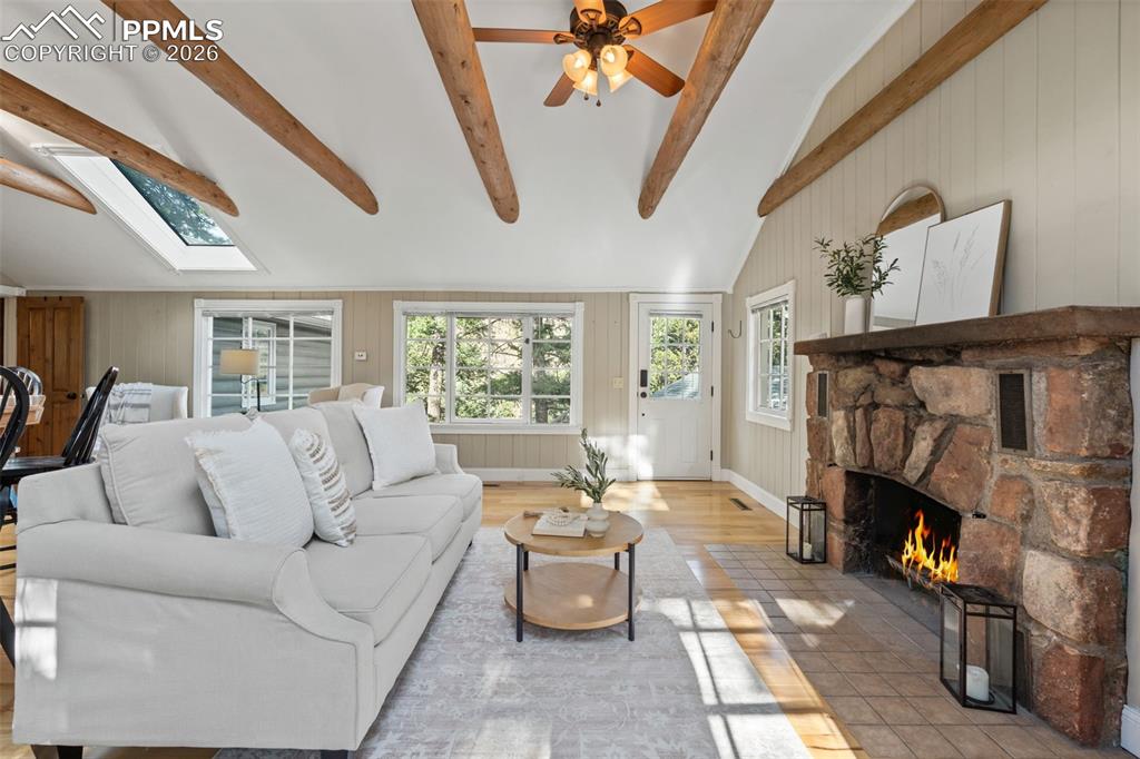 Image 9 of 50: Living Room