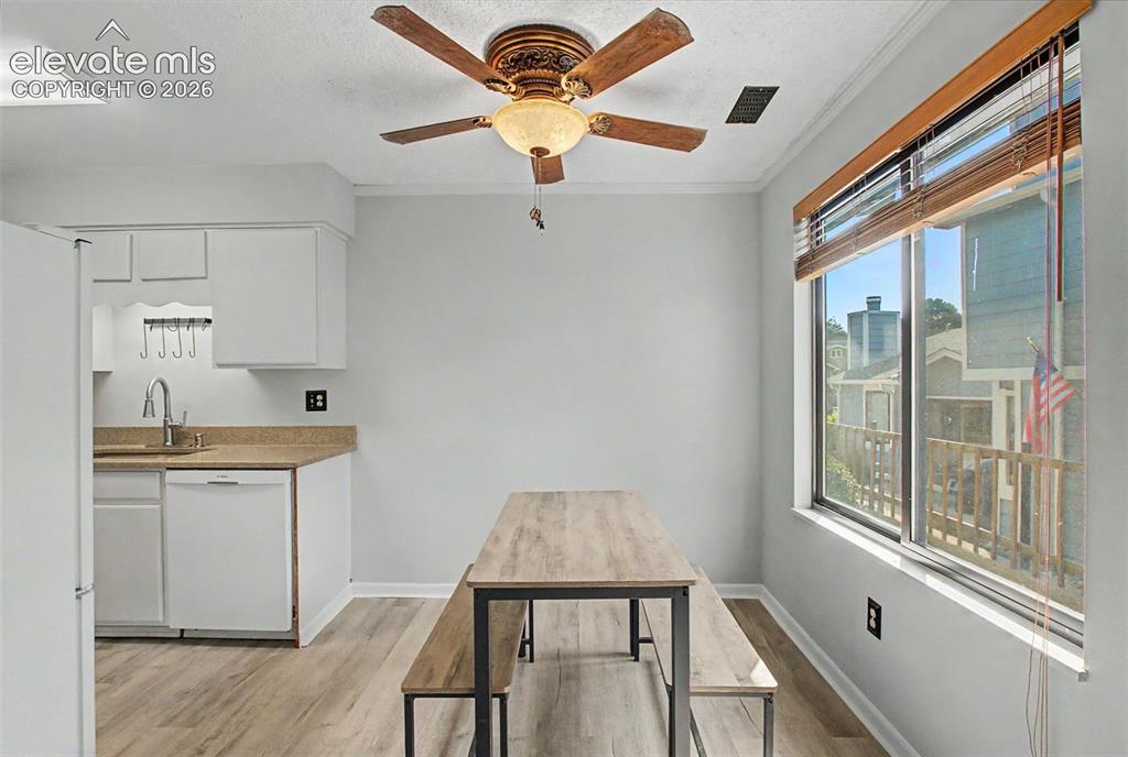 Image 10 of 30: Dining Area
