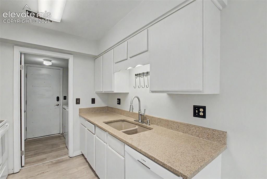 Image 12 of 30: Kitchen