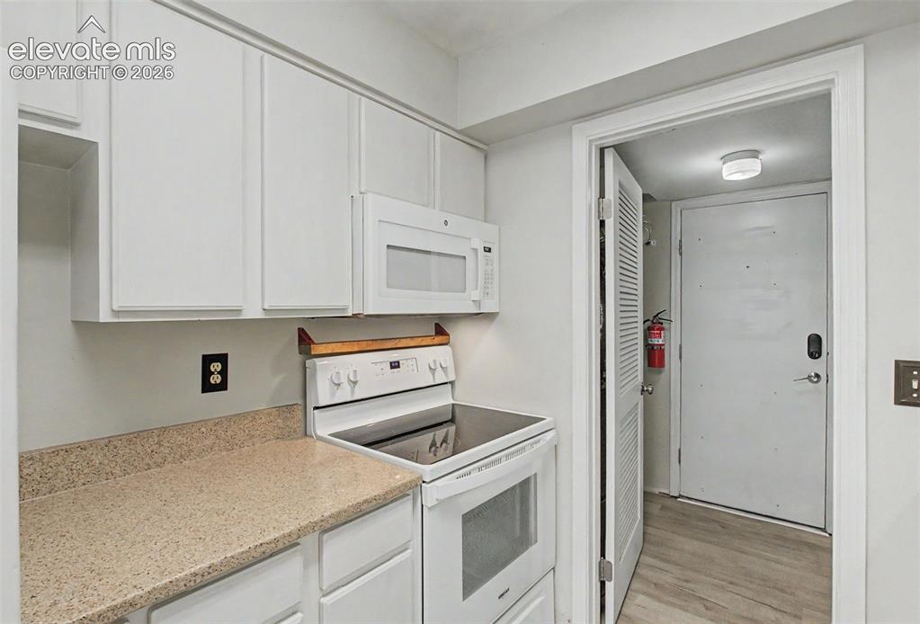 Image 13 of 30: Kitchen