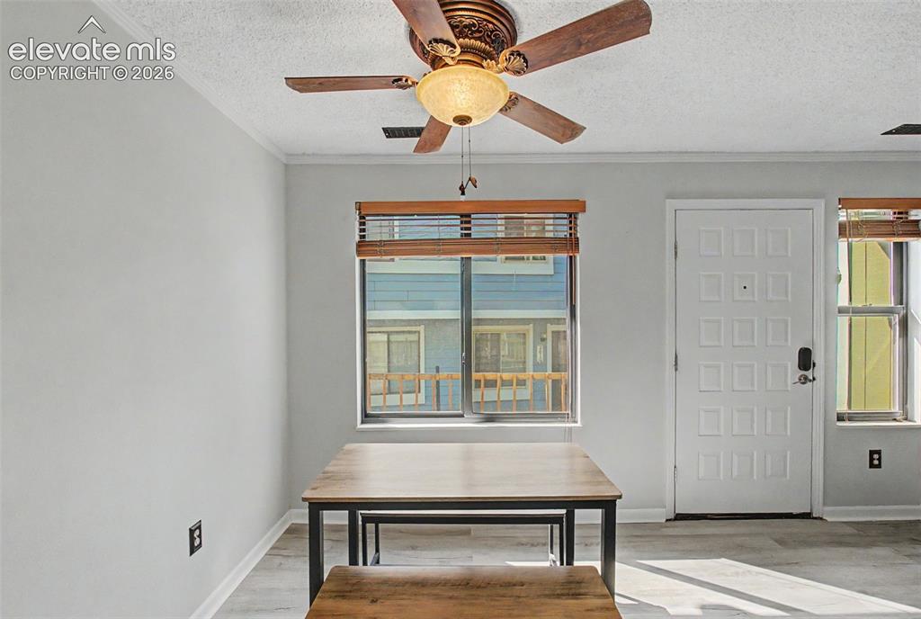 Image 9 of 30: Dining Area