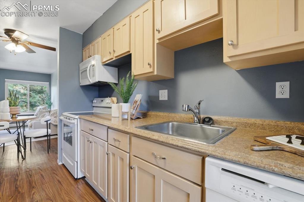 Image 10 of 23: Kitchen