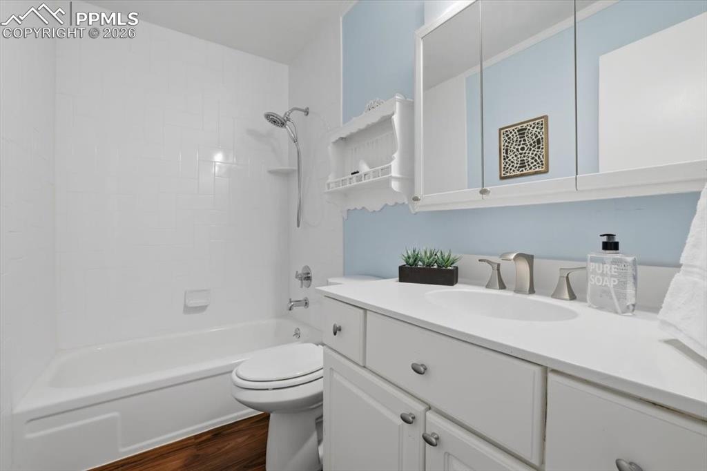 Image 14 of 23: Bathroom