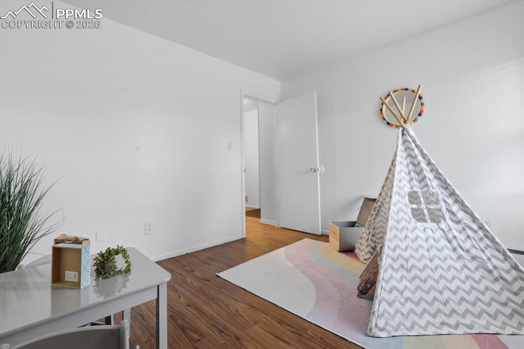 Image 16 of 23: Bedroom