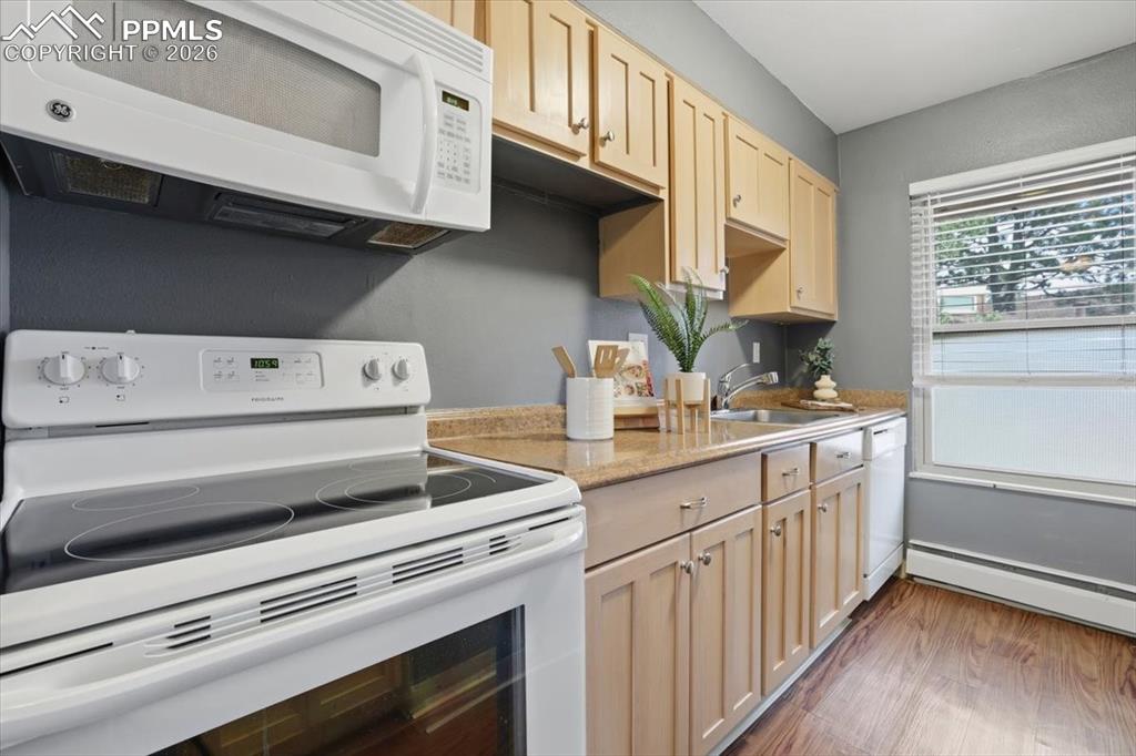 Image 9 of 23: Kitchen