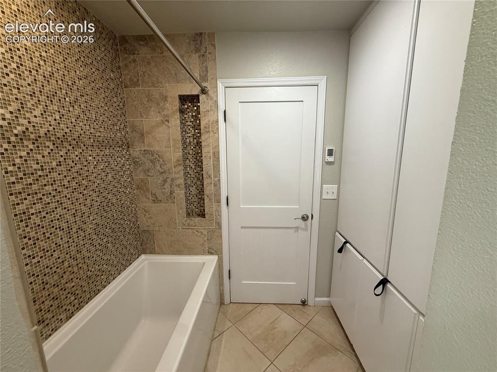 Image 11 of 21: Bathroom