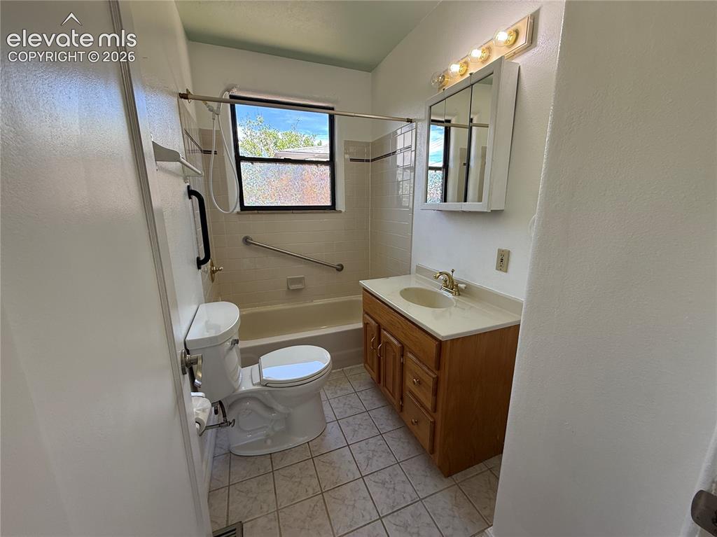 Image 14 of 21: Bathroom