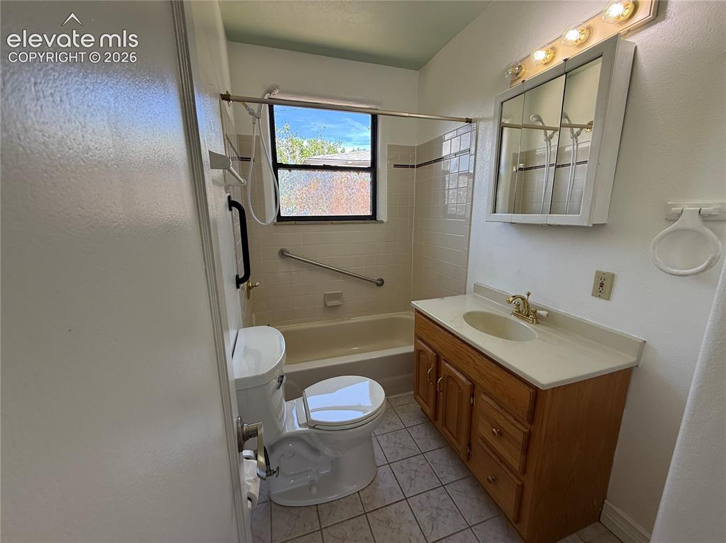 Image 19 of 21: Bathroom