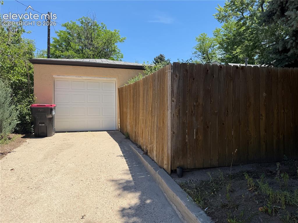 Image 20 of 21: Garage