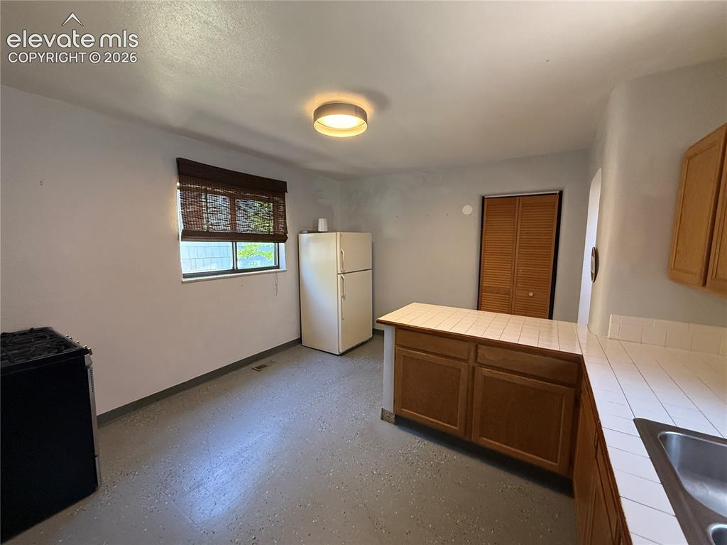 Image 5 of 21: Kitchen