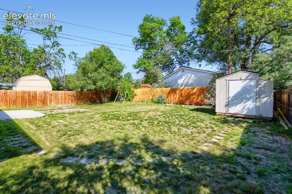 Image 24 of 28: Yard