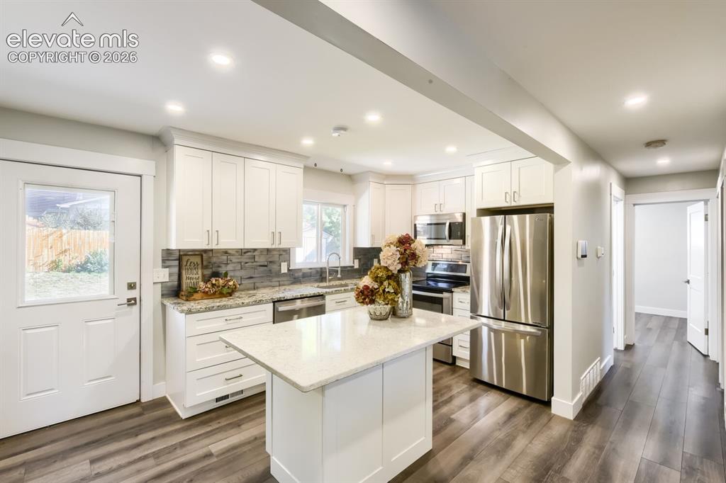 Image 9 of 28: Kitchen