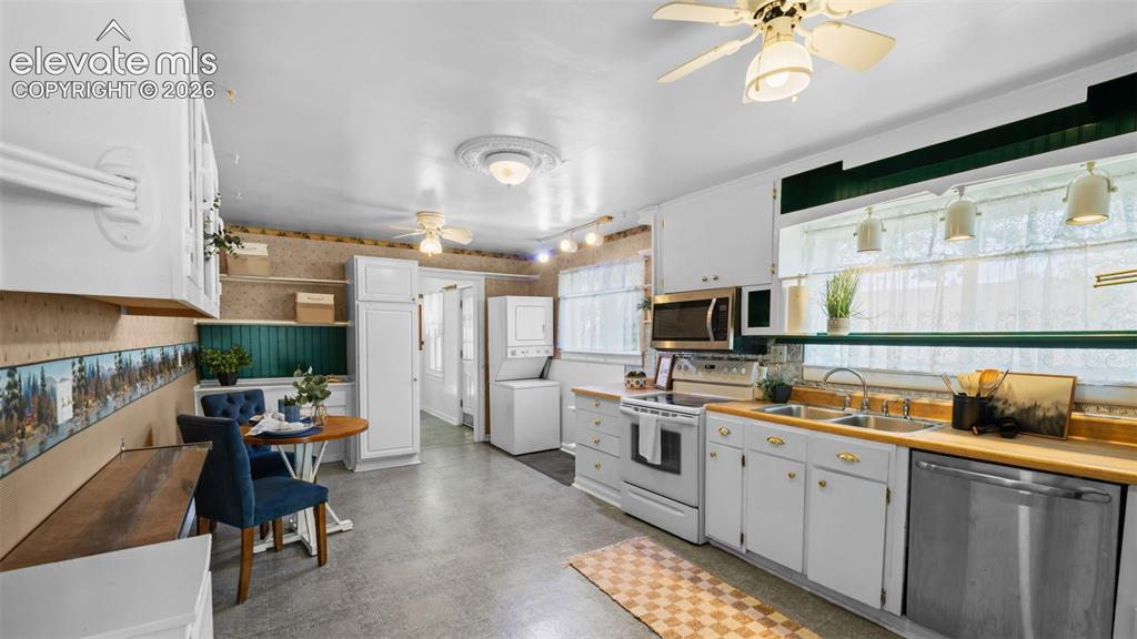 Image 15 of 42: Kitchen